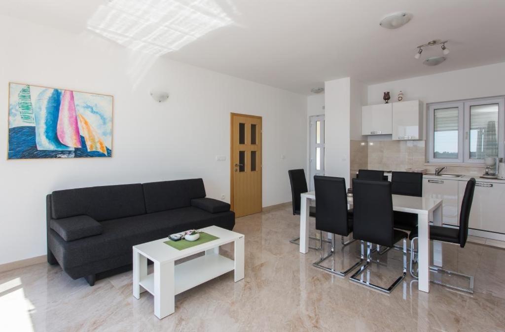 Ari Apartment
